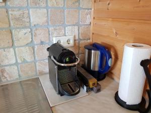 Příslušenství pro přípravu čaje a kávy v ubytování Ferienwohnung Nostalgie