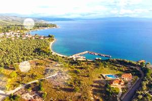 una vista aérea de la costa de un lago en Kala Nera Panorama, en Kala Nera 39 fotos más