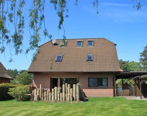 a house with a wooden fence in front of it at Ferienapartment Kleist in Prerow