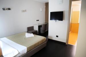 Säng eller sängar i ett rum på Hotel Sogni D'Oro Airport