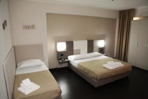 A bed or beds in a room at Hotel Sogni D'Oro Airport