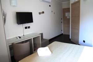 TV a/nebo společenská místnost v ubytování Hotel Sogni D'Oro Airport