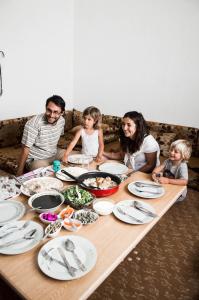 Perhe, joka yöpyy majoituspaikassa Beit Al Baraka