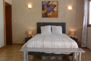 サリ・ソランザラにあるCardellini 4のベッドルーム1室(蝶の絵が描かれた壁のベッド1台付)
