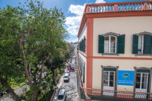 widok na ulicę z balkonu budynku w obiekcie Funchal Arcadas Apartment by MLV w Funchal