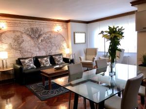 Mundo-Abeona في توذيلا: غرفة معيشة مع أريكة وطاولة