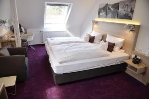sypialnia z dużym białym łóżkiem w pokoju w obiekcie Tannenheim w mieście Boppard