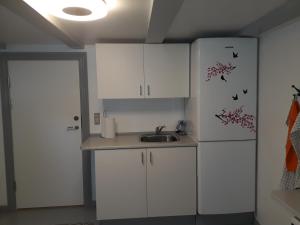 A kitchen or kitchenette at Jysse's Bed & Bath
