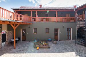ein großes Haus mit einer Terrasse und einem Balkon in der Unterkunft Apartmány Fojtova studna in Sedlec