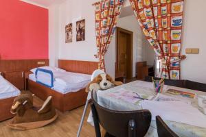 Posteľ alebo postele v izbe v ubytovaní Apartmány Fojtova studna