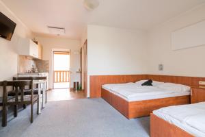 Posteľ alebo postele v izbe v ubytovaní Apartmány Fojtova studna