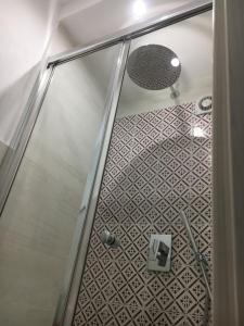 ラヴェッロにあるChez-Lu Ravelloのバスルーム(ガラスドア付きのシャワー付)