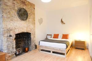 Een bed of bedden in een kamer bij London's East End 2 Bedroom Apartment