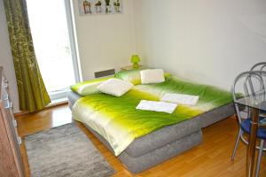 Posteľ alebo postele v izbe v ubytovaní Apartman De Luxe