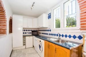 Kuchyň nebo kuchyňský kout v ubytování Villa Kathleen