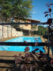 - une piscine en face d'une maison dans l'établissement Zeus-Village οικισμός φινλανδικών chalet με πισίνες & γυμναστήριο, à Mólos