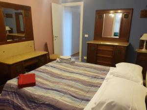 een slaapkamer met een bed, een wastafel en een spiegel bij Casa Florine in Finale Ligure