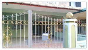ein Tor mit einem Briefkasten vor einem Gebäude in der Unterkunft GuestHouse Taman Megah, Lot 19 in Sandakan