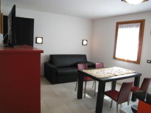 ピンツォーロにあるSillia Appartamentiのリビングルーム(テーブル、ソファ付)