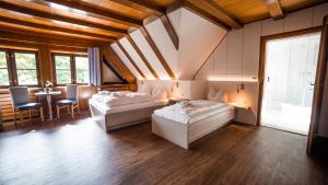 Un pat sau paturi într-o cameră la Gasthaus Zur Fähre