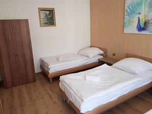 Zimmer mit 2 Betten und einem Schrank in der Unterkunft AB Apartment Objekt 26 in Stuttgart