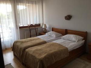 ヤスタルニャにあるAPARTAMENT 345 w Domu Zdrojowym - Jastarniaのベッドルーム1室(ベッド2台、窓付)