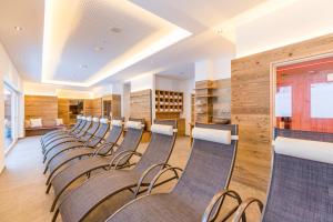 - une rangée de chaises dans une salle de dégustation de vins dans l'établissement OFENTÜRL alpine living, à Flachau