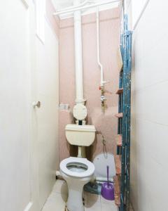 een kleine badkamer met een toilet in een kamer bij Квартира по адресу ул. Черняховского 12 in Kiev