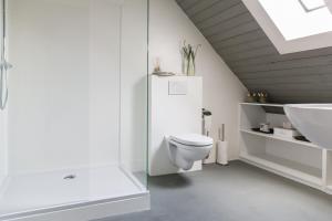 a bathroom with a toilet and a sink at Slapen Bij Brownies & Downies in Valkenswaard +11 photos