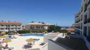 Blick auf einen Pool in einem Resort in der Unterkunft Vista das Ondas - AP in Albufeira