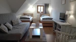 Postel nebo postele na pokoji v ubytování Apartmány Nová Pec