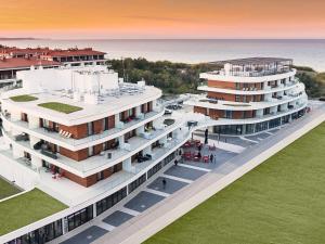 シフィノウイシチェにあるVacationClub - Baltic Park Molo Apartment D107の海を背景にした建物の建築図