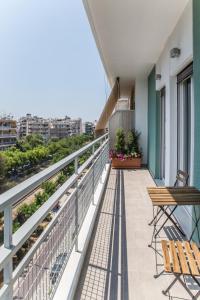 balcón con sillas y vistas a la ciudad en Athens Life en Atenas