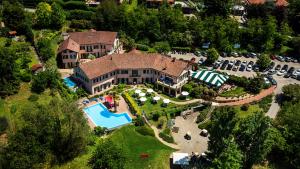 Bazén v ubytování Hostellerie Du Golf nebo v jeho okolí