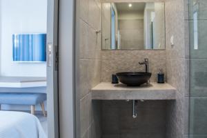 uma casa de banho com um lavatório e um espelho em Athens Life em Atenas