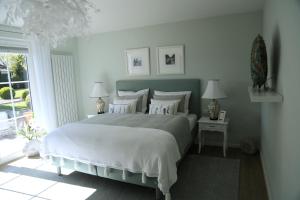 a bedroom with a large bed and a window at Green Cottage in Büdelsdorf