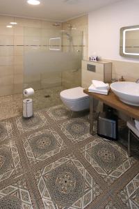 La salle de bains est pourvue de toilettes et d'un lavabo. dans l'établissement Green Cottage, à Büdelsdorf