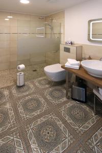 a bathroom with a toilet and a sink at Green Cottage in Büdelsdorf