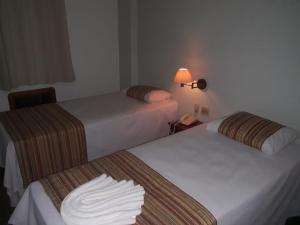 מיטה או מיטות בחדר ב-Mabruk Barretos Apart Hotel