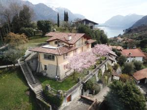 una casa en una colina junto a un lago en Villa Primula, en Bellagio