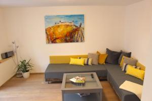 ein Wohnzimmer mit einem Sofa und einem Tisch in der Unterkunft Ferienhaus in Langenlois in Langenlois