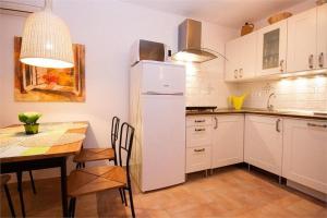 Kuchyň nebo kuchyňský kout v ubytování Apartments Mediteranea