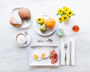 una mesa blanca cubierta con platos de desayuno en Hotel Carmen, en Roses