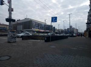 キーウにあるHostel Dyukovskiyの道路上の建物と車のある街道