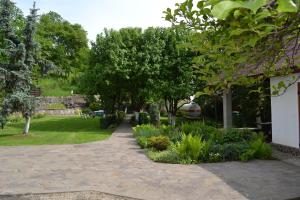 ビシェウ・デ・ススにあるCasa Botaの木々の庭園