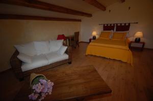 una sala de estar con un sofá y una cama en Mas de la Sauline, en La Roque-d'Anthéron 33 fotos más