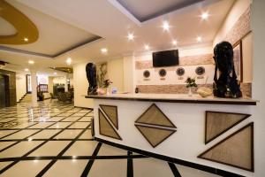 eine Lobby eines Krankenhauses mit einer Rezeption in der Unterkunft Spice Palace Hotel in Zanzibar City