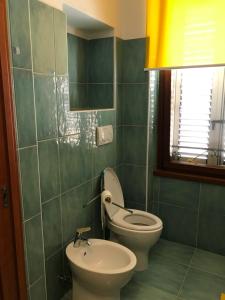 La salle de bains est pourvue de toilettes et d'un lavabo. dans l'établissement Joseph Apartment, à San Benedetto del Tronto