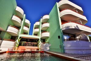 un edificio con piscina frente a él en Cubanito Ibiza, en San Antonio