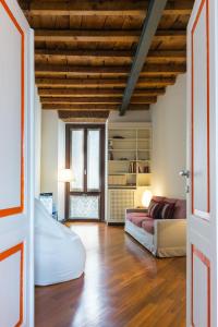 米蘭的住宿－Brera 20，带沙发和木制天花板的客厅